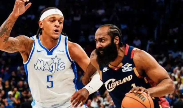 QQ体育直播-裁判抢戏！魔术复仇骑士，哈登空砍30+8，米切尔24中9，贝恩立功