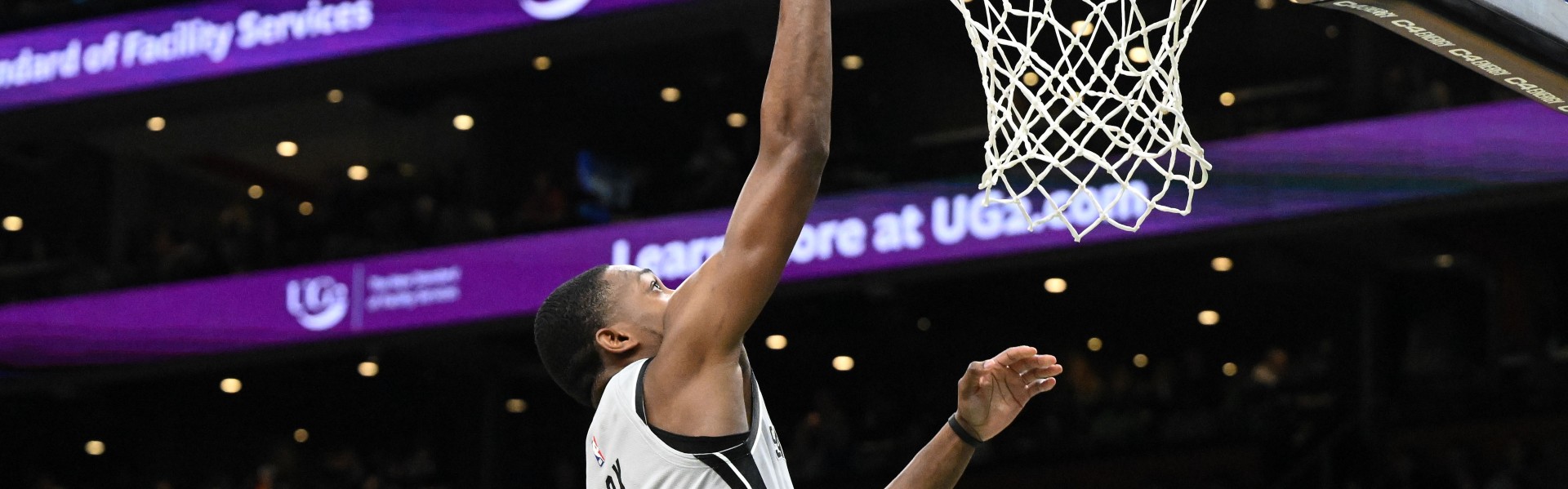 体育比赛直播-飞狐碎敌！福克斯末节连取12分！全场13中10&amp;6三分砍31分5板5助！