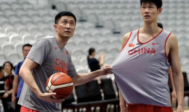 体育赛事视频直播-最靠谱的国手！刚打完世预赛就随队训练，球迷：比周琦沉稳多了|国家队|胡金秋|大秋|中国男篮|王哲林_新浪体育_新浪新闻